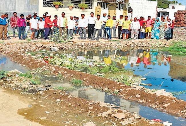 20 साल हो गए कॉॅलोनी बने आज तक सड़क नहीं बन सकी