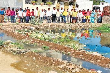 20 साल हो गए कॉॅलोनी बने आज तक सड़क नहीं बन सकी