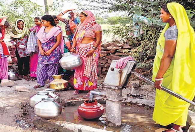 एक हैंडपंप के सहारे पूरा गांव, पानी के लिए लगती है लाइन