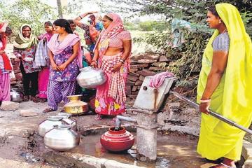 एक हैंडपंप के सहारे पूरा गांव, पानी के लिए लगती है लाइन