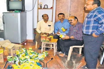 पुलिस ने पकड़े नकली घी के दो बड़े कारखाने, बड़े ब्रांड की पैकिंग में बेचते थे माल