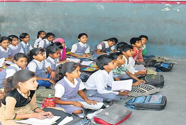 विभाग ने नहीं भरा 90 हजार का बिल, 1 माह से गर्मी में लग रही थी क्लास
