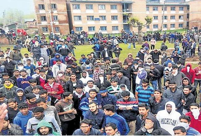 श्रीनगर एनआईटी पहुंची एमएचआरडी टीम, स्टूडेंट्स ने फिर बुलंद किया तिरंगा