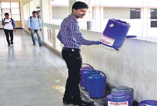 कोटा यूनिवर्सिटी में नहीं मिल रहा पानी, स्टूडेंट्स को हो रही दिक्कतें