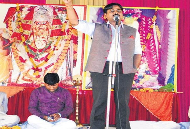 कवि सम्मेलन में युवाओं की बड़ी संख्या, देशप्रेम की कविताओं ने जीता दिल