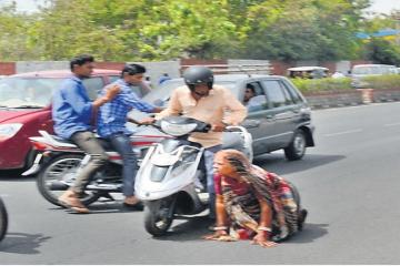 एरोड्रम सर्किल के जाम से बचने के लिए ऐसे लिया टर्न, बाल-बाल बची बुजुर्ग महिला