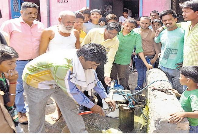 ट्यूबवैल से लोगों ने सीधे जोड़ रखा था पाइप,महिलाओं ने किया हंगामा