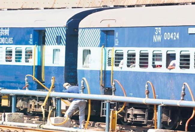 रेलवे को 25 दिन में आई 27 शिकायतें, ट्रेनों में पानी भरते दिखे कर्मचारी