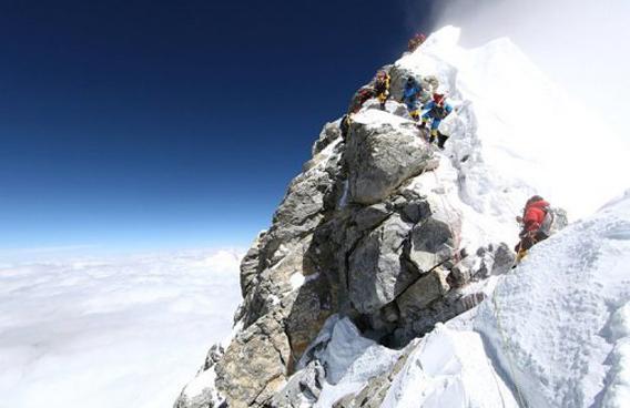 Hundreds of stranded Everest trekkers rescued