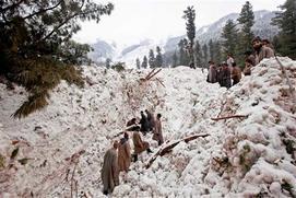 Jammu and Kashmir avalanche: Snowfall hampers rescue operations