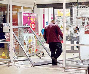 London Violence erupted in riot fire
