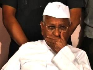 Mumbai: Black flags shown to Anna on his way to Juhu