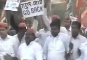 Rahul Gandhi shown black flags by SP activists at UP rally
