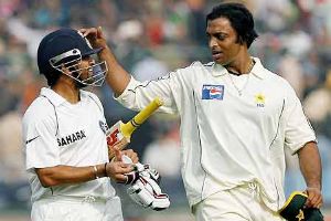 Shoaib should apologise to Sachin: Deshmukh