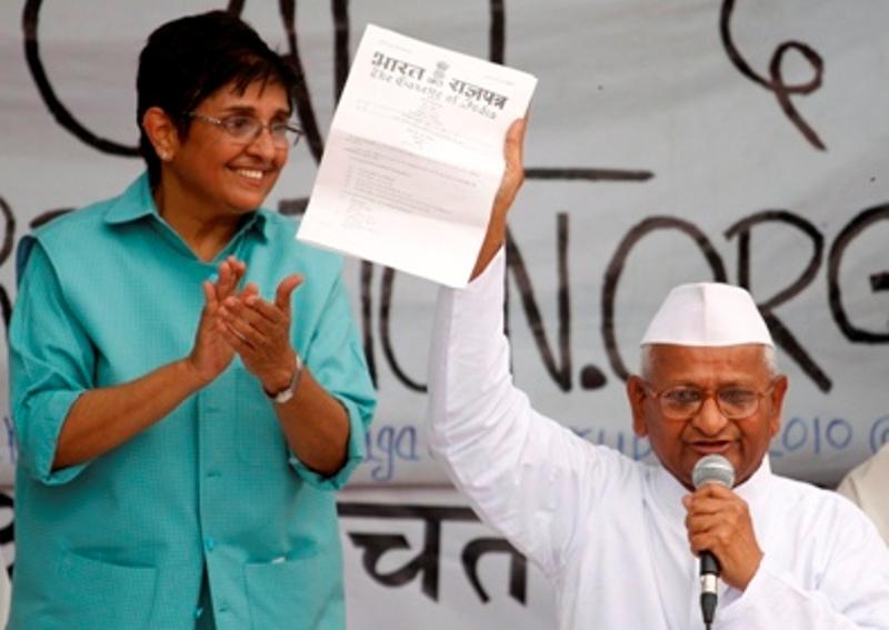 Team Anna-Govt at loggerheads over RSS photo