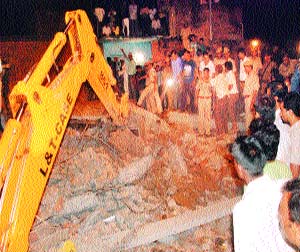 Two-story houses demolished, mother - daughter's death