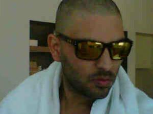 Yuvraj posts his bald-headed pic on twitter